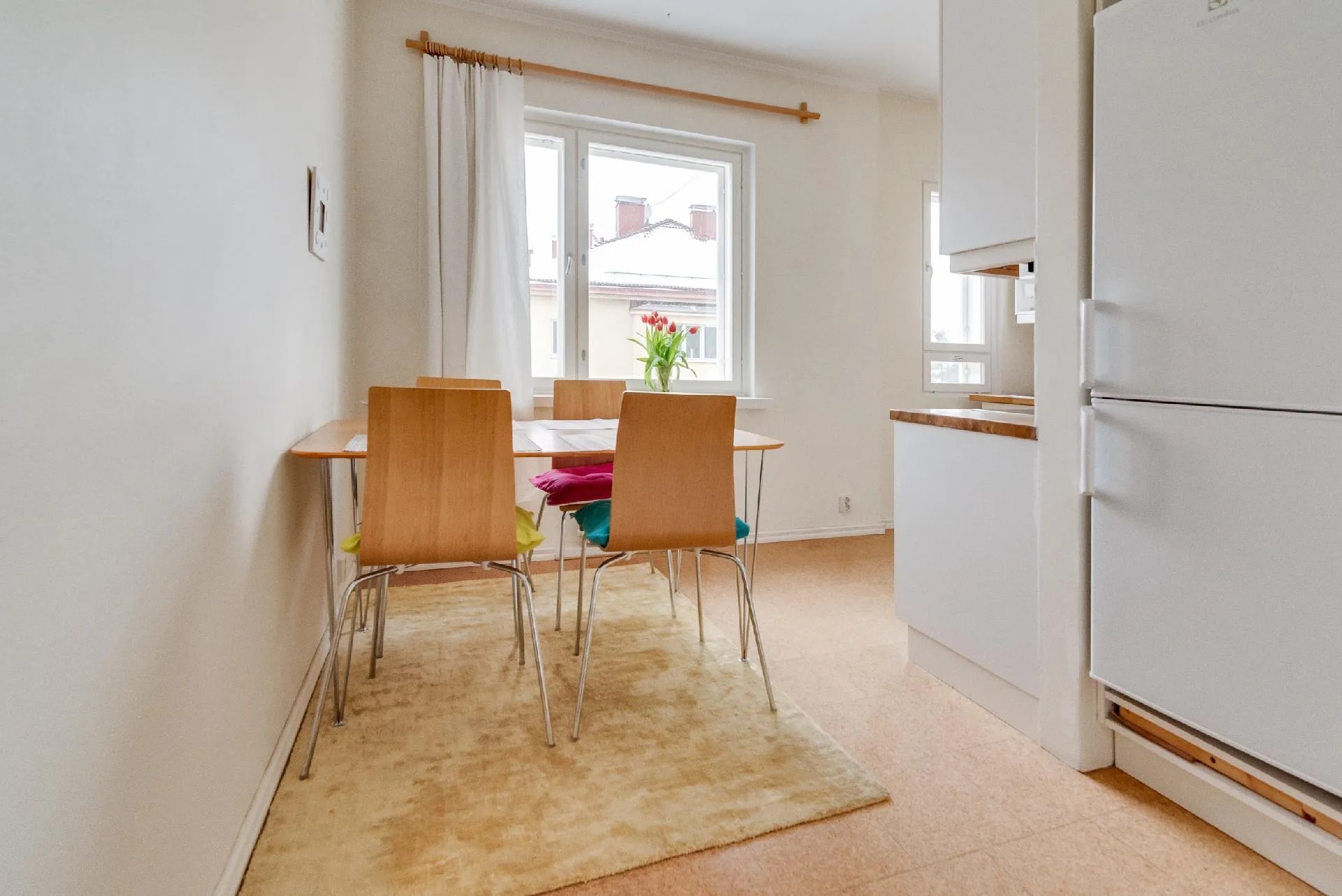 Juuri putkiremontoitu, ihastuttava ja valoisa kaksio vehreässä Meilahdessa tarjotaan vuokralle. 