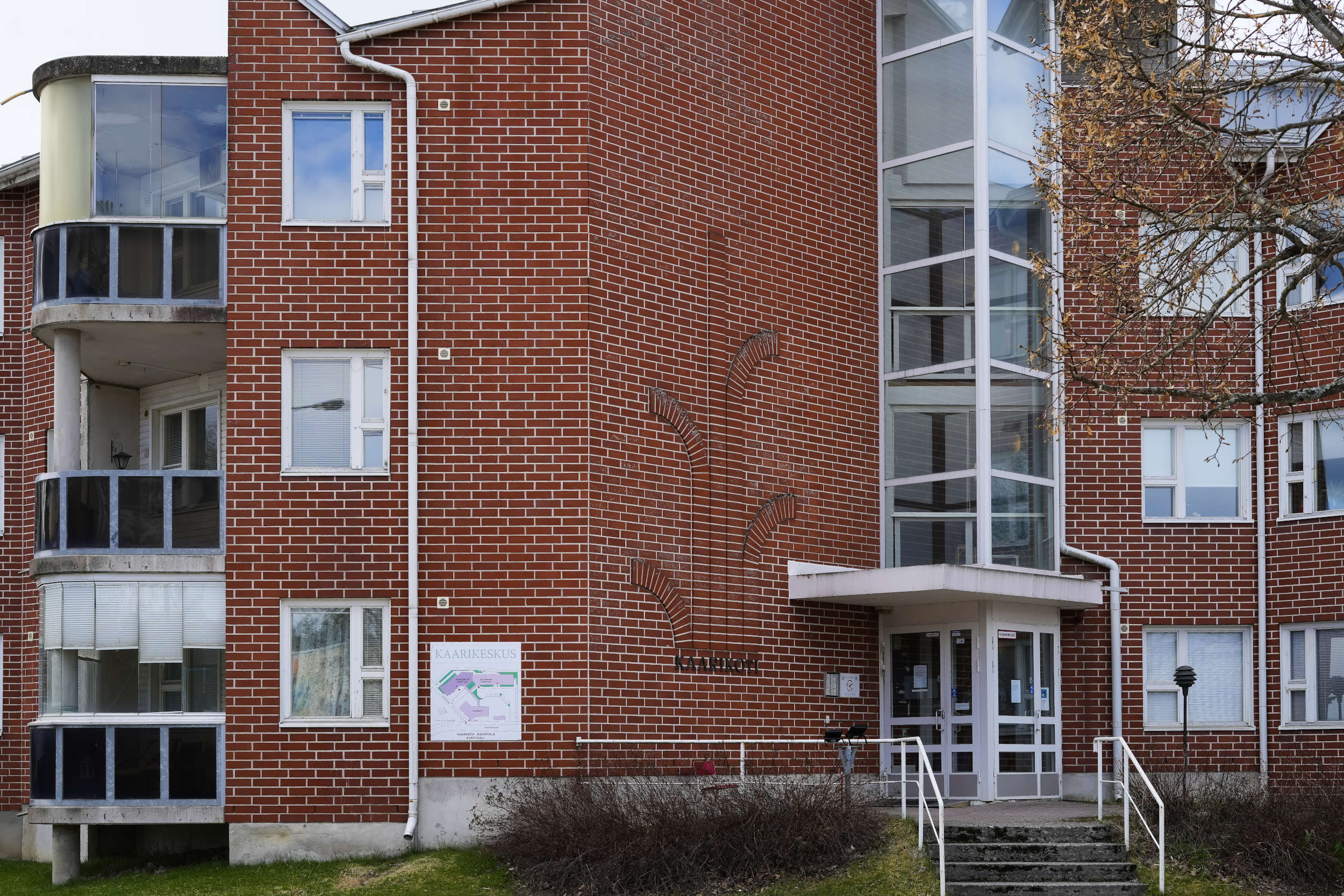 Palvelutaloasunto: 2h(avok) + vh + kph/wc/sauna + lasitettu parveke