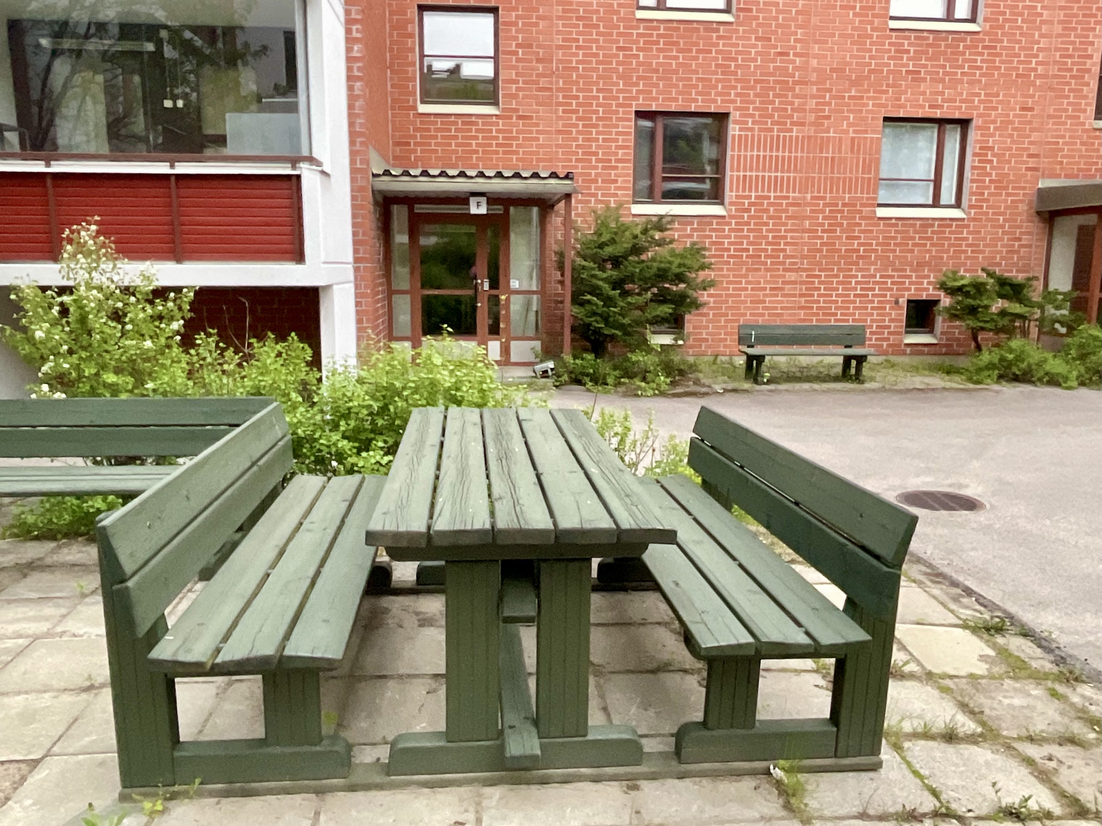 2h+kk+kh+lasitettu parveke, josta metsäinen näkymä