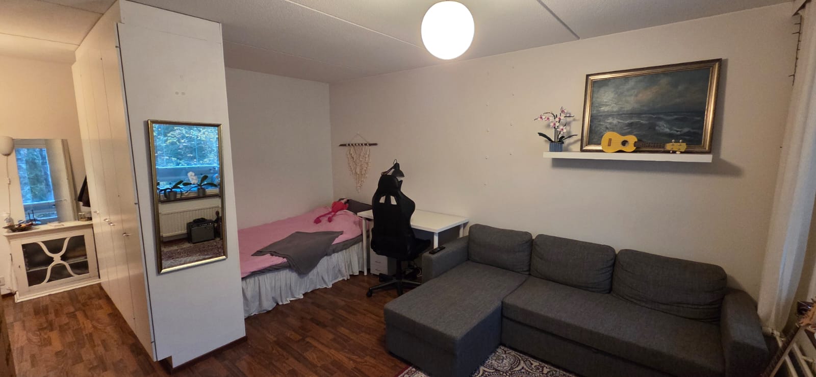 Siisti yksiö lasitetulla parvekkeella