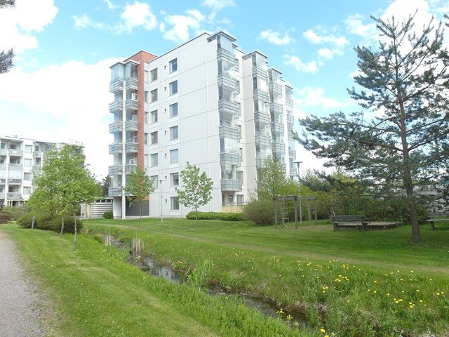 Kaunis, saunallinen kaksio lasitetulla parvelkkeella, hyvä ja rauhallinen vihreä keidas.